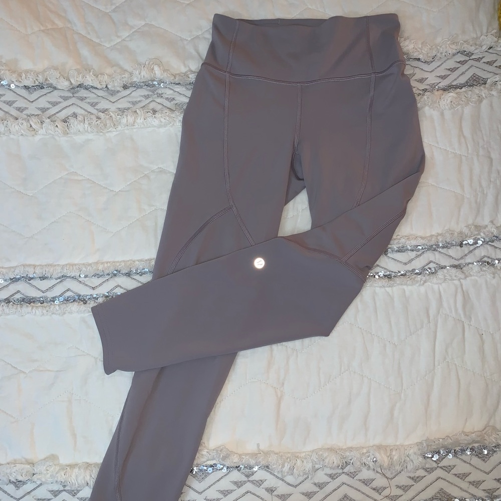 ✨ lululemon leggings LIKE NEW condition✨
24in sz6 grey "To The Beat"